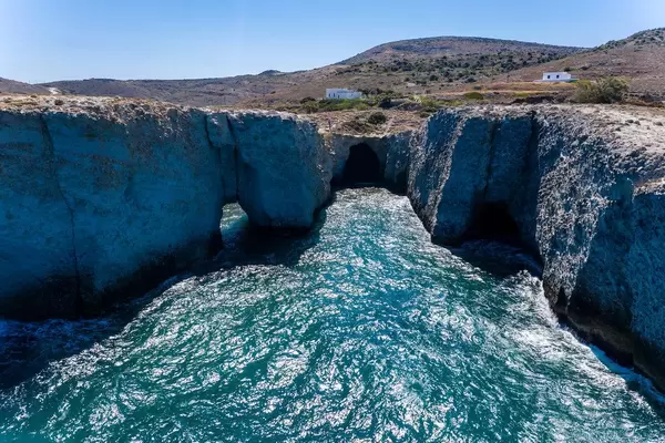 Drohnenbild: die raue Landschaft von Papafrangas mit hohen Klippen und wenigen Häusern