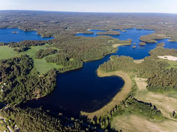 Finnland Seenplatte mit grünen Wäldern - Drohnenbild