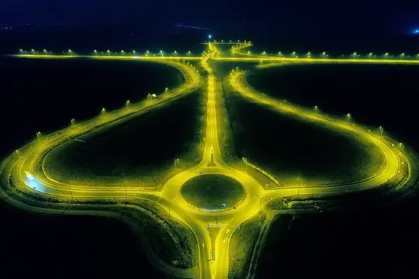 Drohnenbild zeigt Straßen und gelbe Verkehrsbeleuchtung bei Nacht
