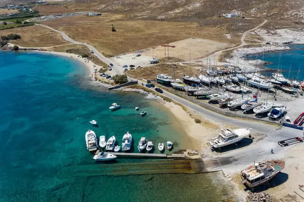Drohnenbild zeigt Yachthafen und Motorboote auf der nordwestlichste Halbinsel von Paros, in der Ägäis