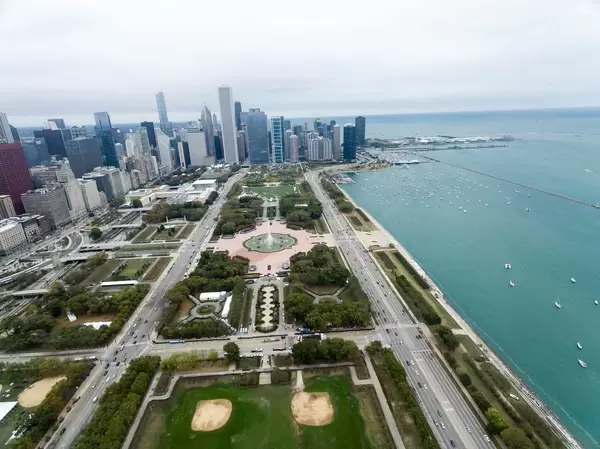Drohnenfoto: Buckingham Fountain im Grant Park und die Skyline von Chicago im Hintergrund