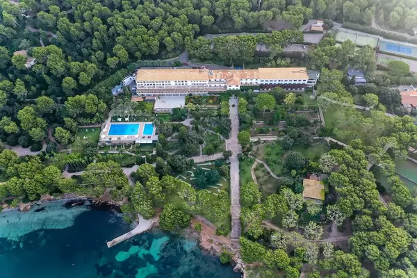Drohnenfoto: das weltberühmte Formentor Royal Hideway Hotel mit Pool unter den Kiefern, Mallorca