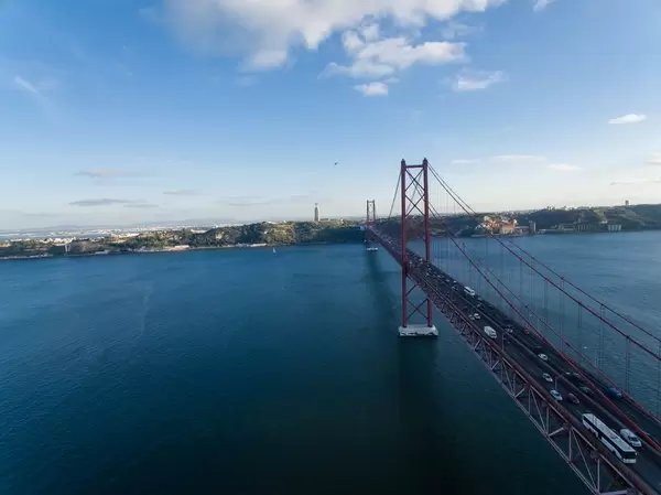 Drohnenfoto der Brücke Ponte 25 de Abril in Lissabon, Portugal