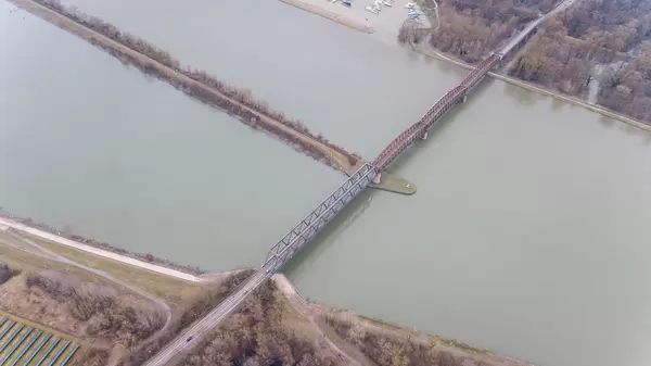 Drohnenfoto der Rheinbrücke Wintersdorf