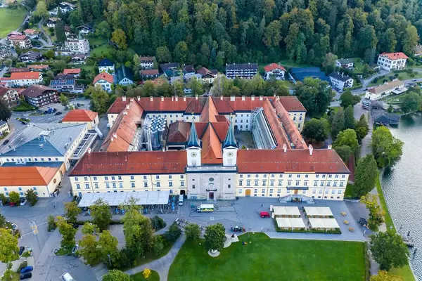 Drohnenfoto des Benediktinerklosters Tegernsee, heute Bräustüberl der Tegernseer Brauerei
