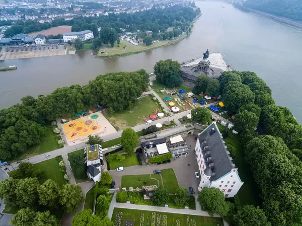 Drohnenfoto des Ludwig Museums, Bierbörse und Mahnmals der Deutschen Einheit