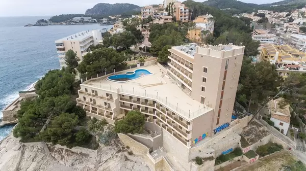 Drohnenfoto des Mar y Pins Hotels in Peguera, Mallorca