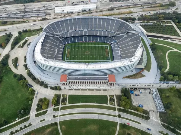 Drohnenfoto des Stadions Soldier Field in Chicago