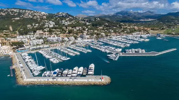 Drohnenfoto des Yachthafens von Puerto de Andraitx, Mallorca