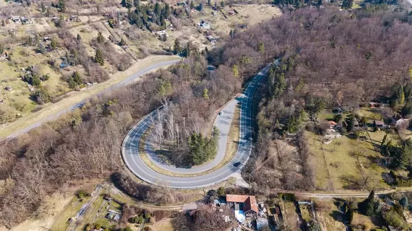 Drohnenfoto einer S-Kurve