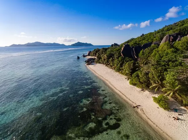 Drohnenfoto eines abgelegenen Strandes in Baie Sainte Anne, Seychellen
