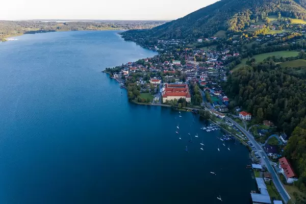 Drohnenfoto mit Ausblick auf den Tegernsee und die umliegenden Städte in den Bayerischen Alpen