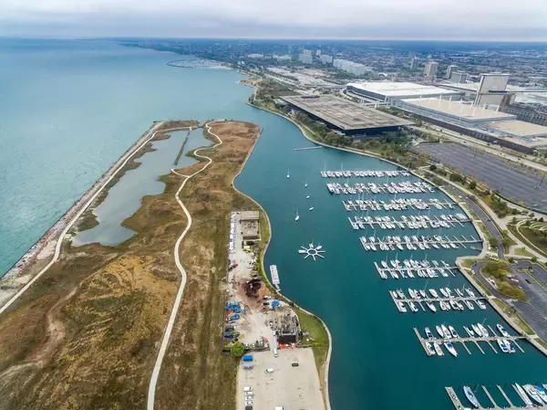 Drohnenfoto: Northerly Island, die Marina und das Arie Crown Theatre