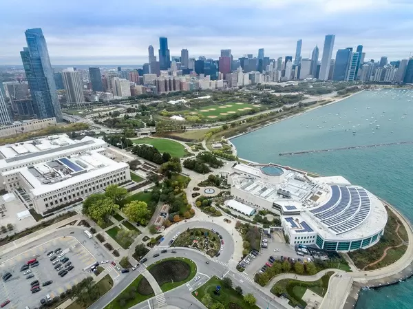 Drohnenfoto: The Field Museum, Shedd Aquarium, Grant Park und die Skyline im Hintergrund