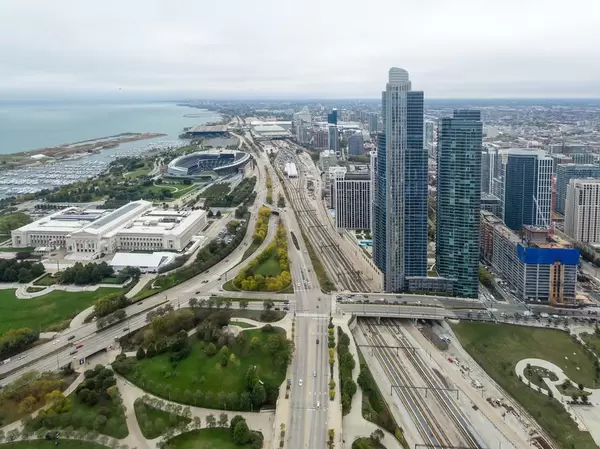 Drohnenfoto: The Field Museum, Soldier Field und Hochhäuser im Bezirk Burnham Place