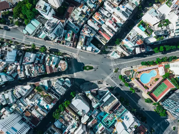 Drohnenfoto vom Phu Dong Kreisverkehr mit 6 Ausfahrten am New World Saigon Gebäude in Distrikt 1 in Ho Chi Minh Stadt, Vietnam