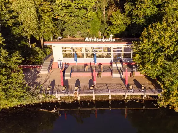 Drohnenfoto vom Restaurant Milchhäuschen am Weißen See