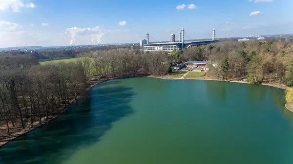 Drohnenfoto vom See Adenauer Weiher,  RheinEnergieStadion im Hintergrund