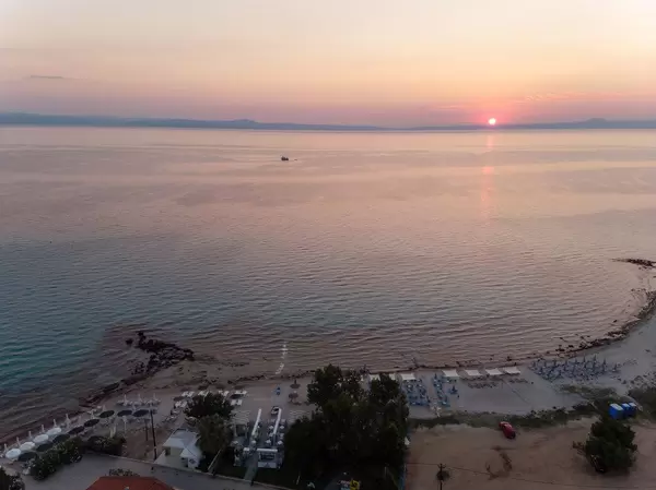 Drohnenfoto vom Strand in Afitos bei Sonnenuntergang