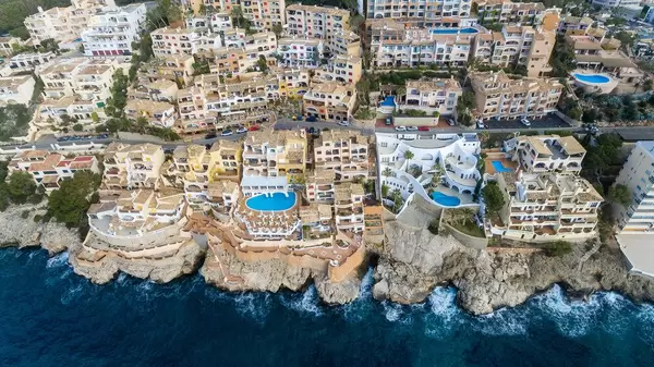 Drohnenfoto von Call Fornells in Peguera, Mallorca