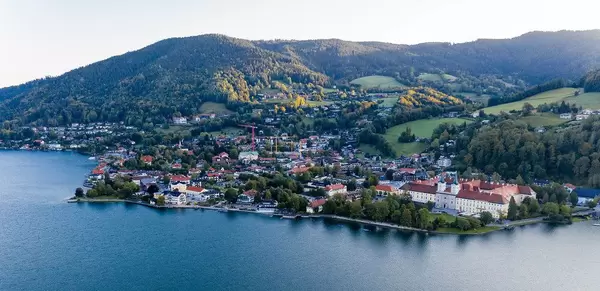 Drohnenfoto von der Stadt Tegernsee mit dem ehemaligen Benediktkloster in den Bayerischen Alpen