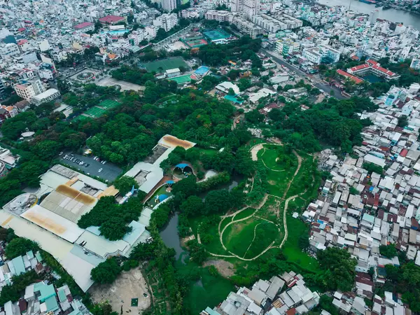 Drohnenfoto von einem verlassenen Wasserpark, Sportanlage mit Fußballplätzen, Tennisplätzen und einem Park in Distrikt 4 in Ho Chi Minh Stadt, Vietnam