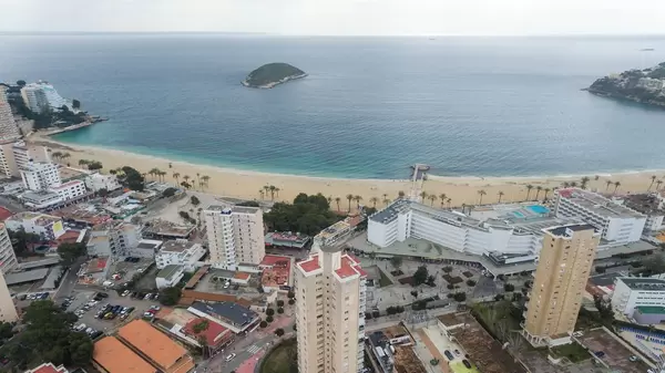 Drohnenfoto von Magaluf, Mallorca mit Blick Richtung Meer