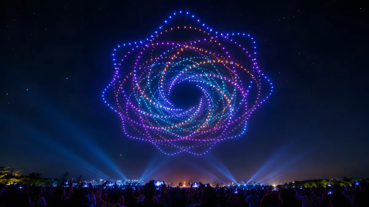 Drohnenshow am Nachthimmel mit Spiralmuster