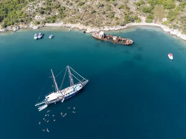 Drone photography: holidaymakers on a sail boat tour to the shipwreck of Peristera with its underwater treasures