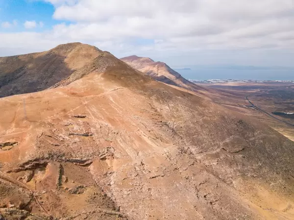 Drone view of a volcano mountain range / Brummenansicht eines Vulkangebirgszugs