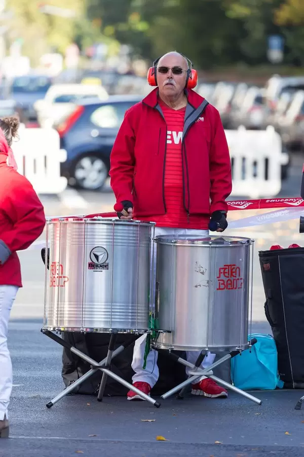 Drummer playing on two drums - Cologne Marathon 2017