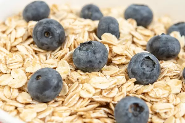 Dry and fresh Oatmeal with Blueberries