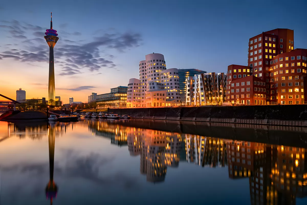 Düsseldorf Medienhafen bei Abenddämmerung am Rhein