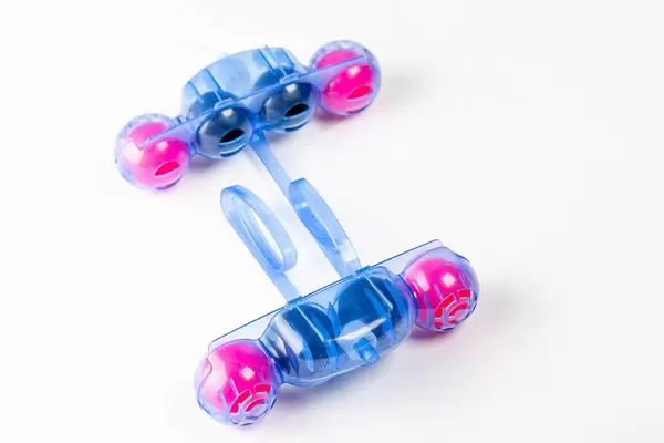 Duftkörbchen für die Reinigung der Toilette, in blau und pink, auf weißem Untergrund