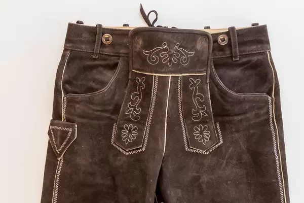 Dunkelbraune Lederhose vor weißem Hintergrund