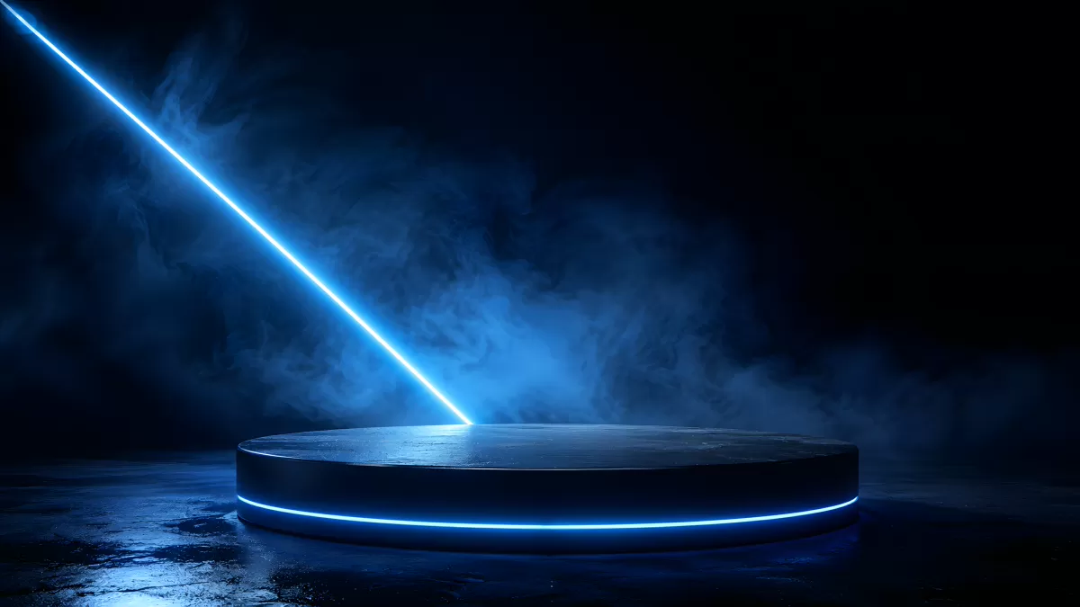 Dunkles Podium mit blauem Neonlicht und Rauch