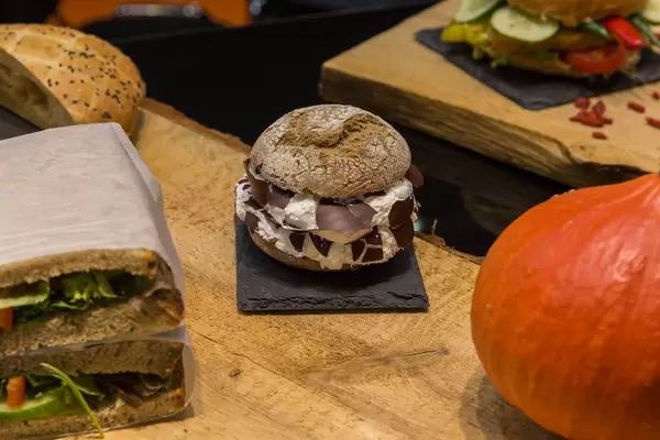 Dunklesbrot mit Mohrenkopf als Burger - Schokokuss Brötchen