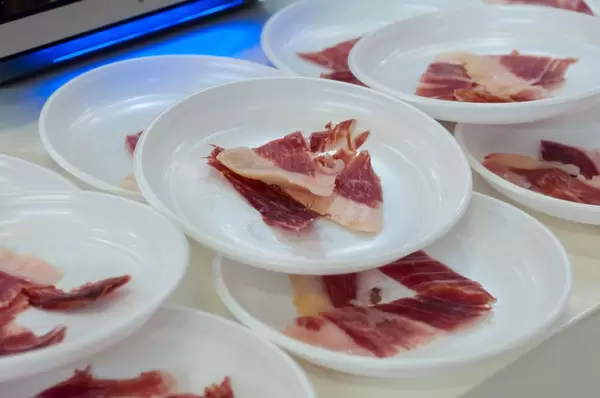 Dünne Prosciutto-Scheiben in den Tellern