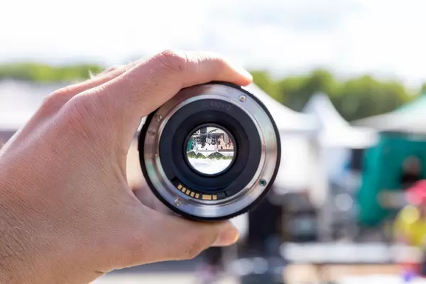 Durch das Objektiv schauen