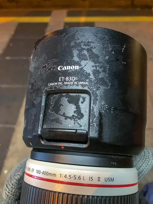 Durch Frost und Minustemperaturen gebildete Eiskristalle auf Linse einer Fotokamera