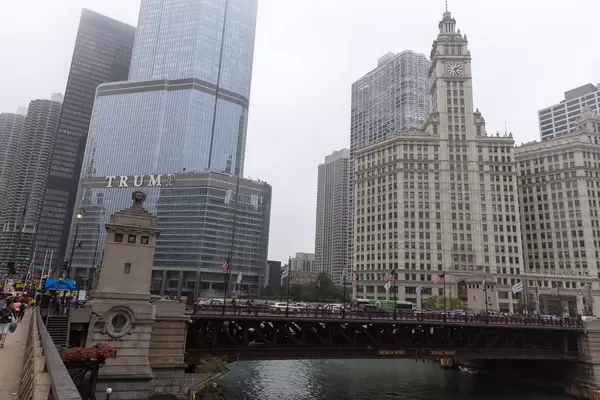 DuSable Brücke und das Trump International Hotel and Tower im Hintergrund