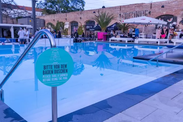 Duschen vor dem Baden im Schwimmbad. Haubentaucher in Berlin