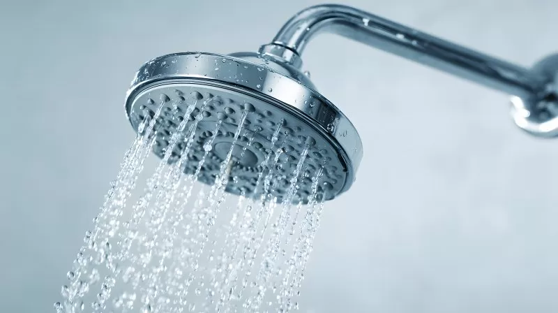 Duschkopf mit fließendem Wasser im Nahaufnahme