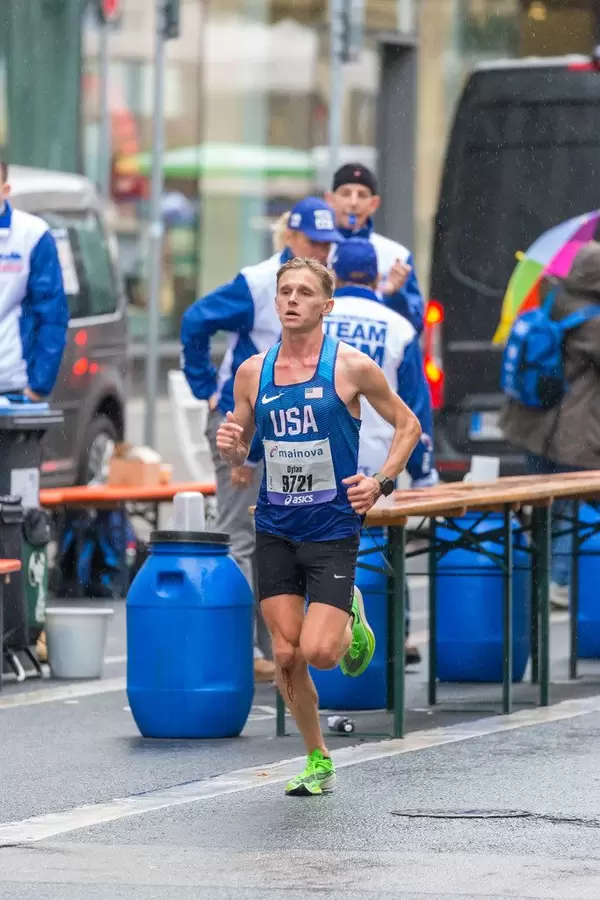 Dylan Belles from the US at Frankfurt Marathon with a bloody knee