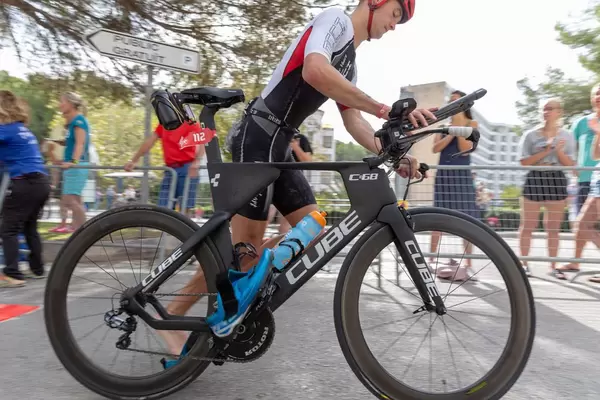 Dynamic Side View - An athlet swings upon his racing bike at the Challenge Triathlon 2018