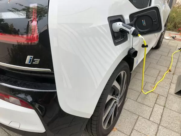 E-Auto hängt an der Ladestation