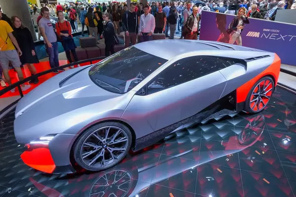 E-Auto in futuristischem Design: BMW Vision M Next mit Laser Wire Technologie-Scheinwerfer und Aerodynamische Felgen
