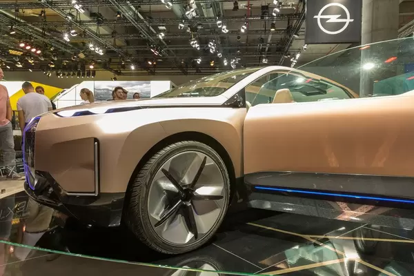 E-BMW: all-electric car Vision iNext, SAV, fully connected and offers highly autonomous driving