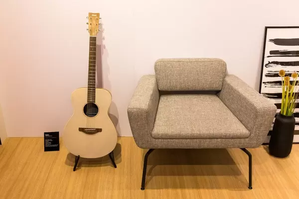 E-Instrumente von Yamaha: Storia I Elektro-Akkustik-Gitarre aus massiver Fichte und Mahagoni