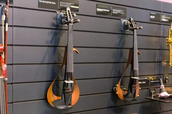 E-instrumente von Yamaha: YEV-105 elektrische Viola aus Ebenholz, Mahagoni und Ahorn